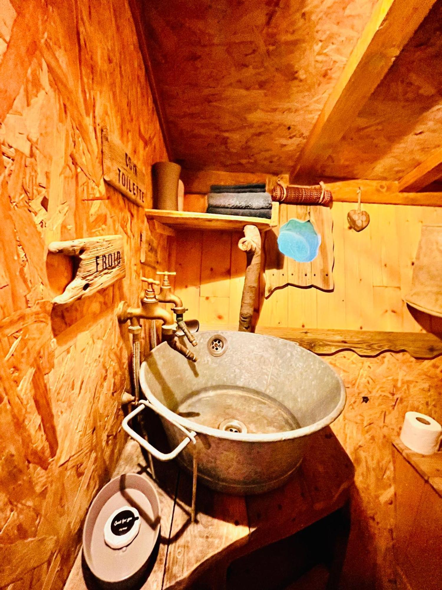 La Cabane Perchee Du Trappeur Écrainville Exterior foto